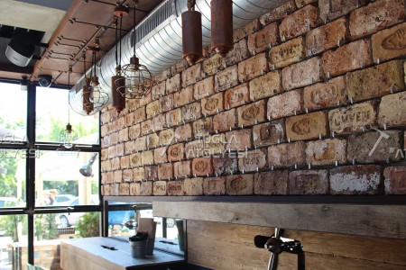 dirty-hands-yazili-antik-tugla